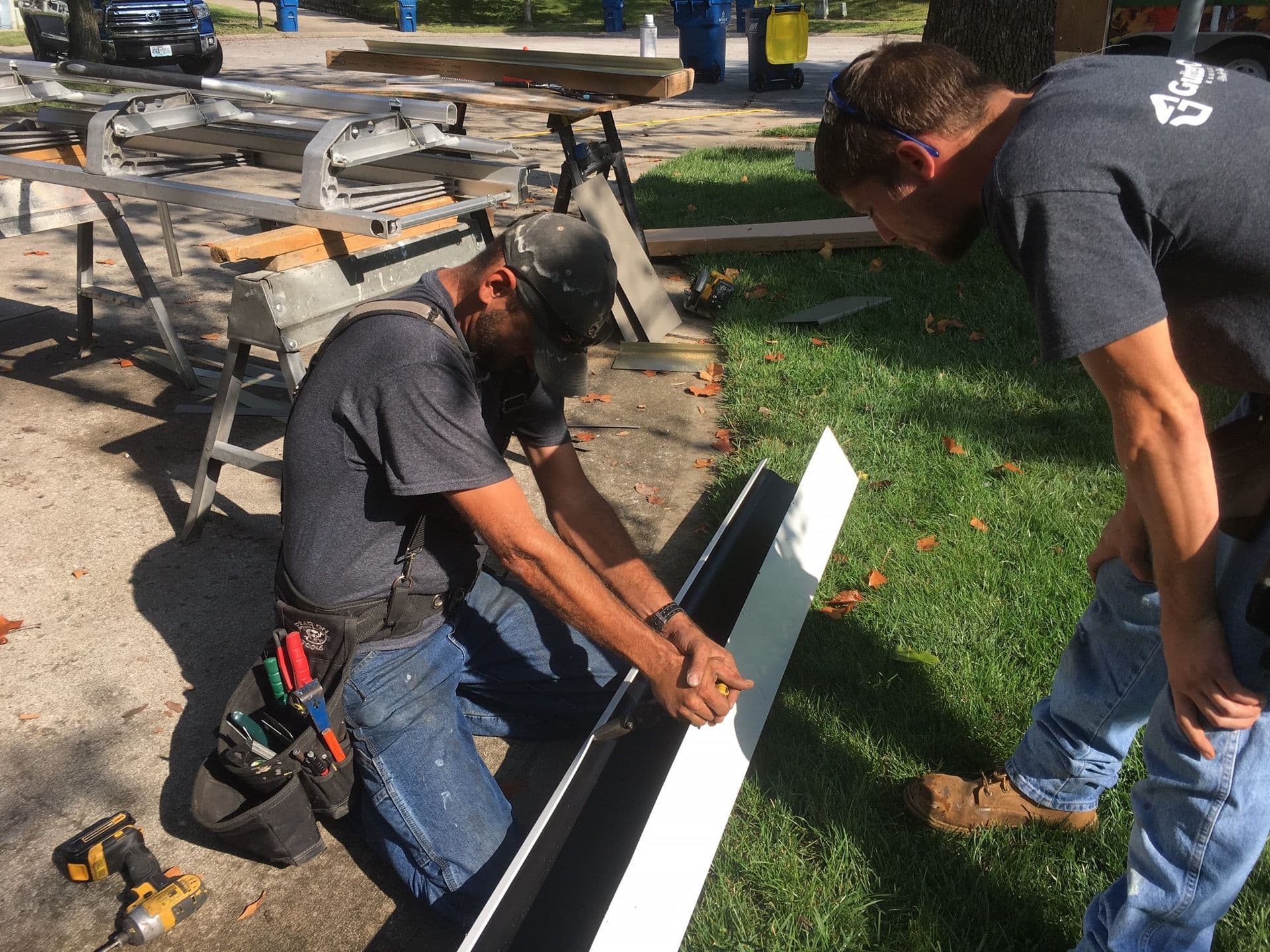 technition installing 8 inch gutters